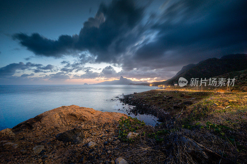 越南，Con Dao岛，Nhat海滩的海景路。美丽而宁静，是越南值得骄傲的旅游目的地。